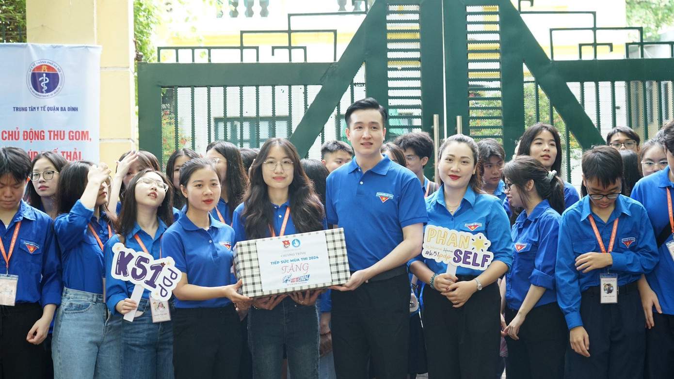 Anh Đào Đức Việt – Phó Bí thư Thành Đoàn, Chủ tịch Hội đồng Đội TP Hà Nội tặng quà đội hình tình nguyện tại điểm thi Trường THPT Phan Đình Phùng. Anh Đào Đức Việt – Phó Bí thư Thành Đoàn, Chủ tịch Hội đồng Đội TP Hà Nội tặng quà đội hình tình nguyện tại điểm thi Trường THPT Phan Đình Phùng.