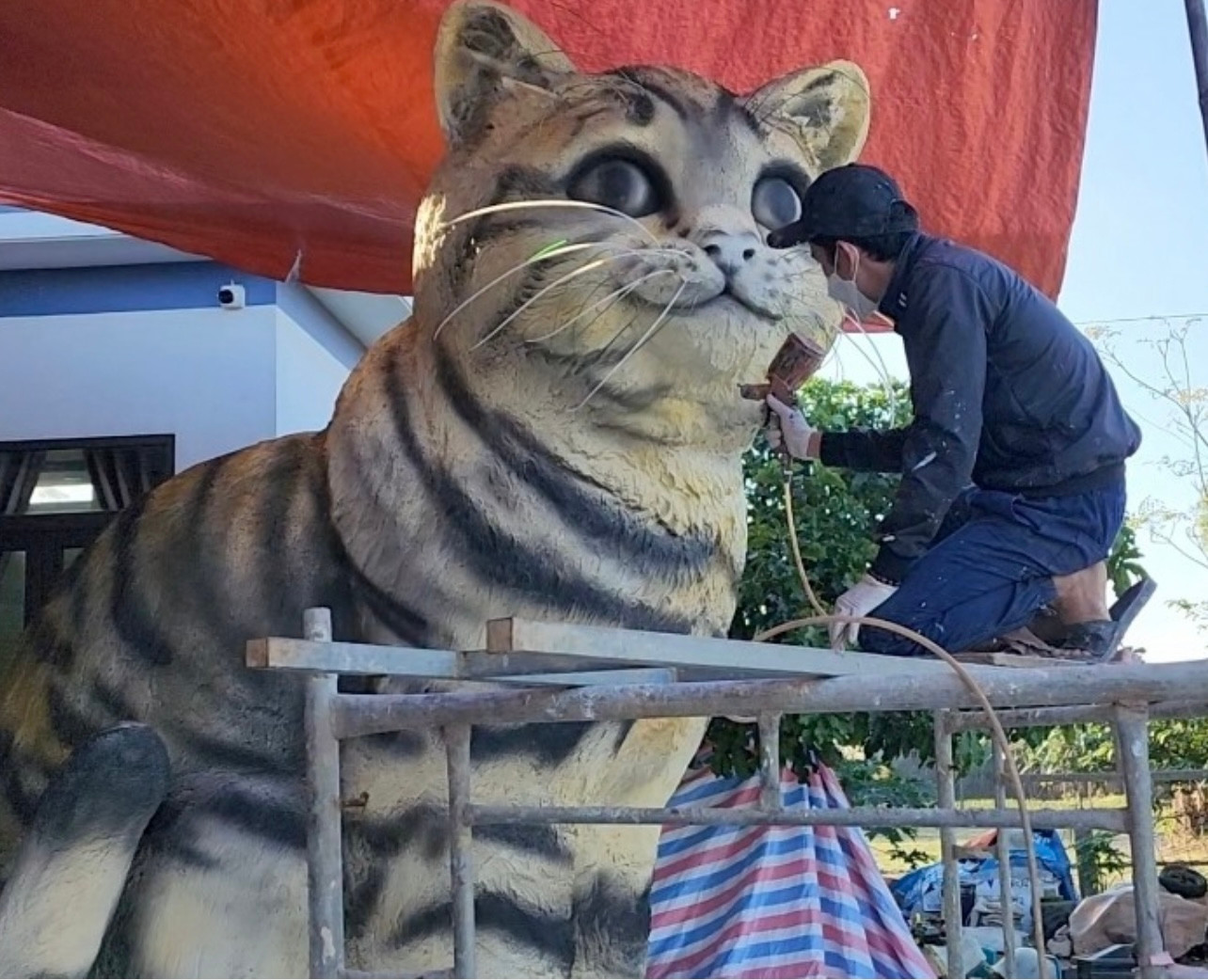 Nghệ nhân trẻ Đinh Văn Tâm tạo hình linh vật mèo. Nghệ nhân trẻ Đinh Văn Tâm tạo hình linh vật mèo.