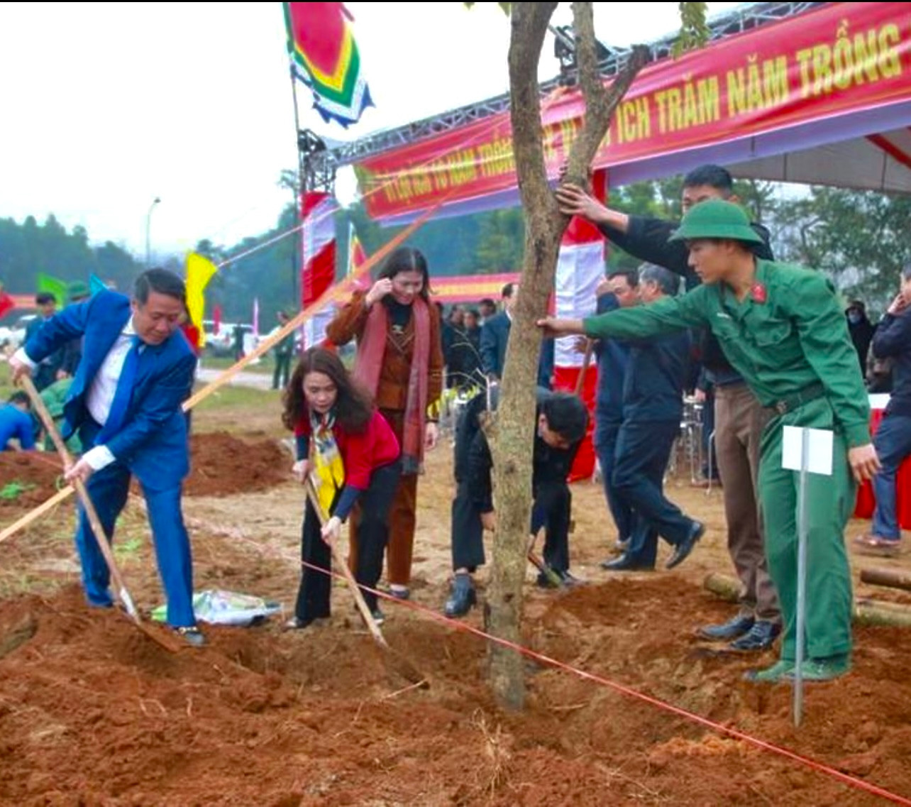 Lãnh đạo tỉnh Quảng Trị trồng 50 cây giáng hương ở Khu di tích thành Tân Sở.