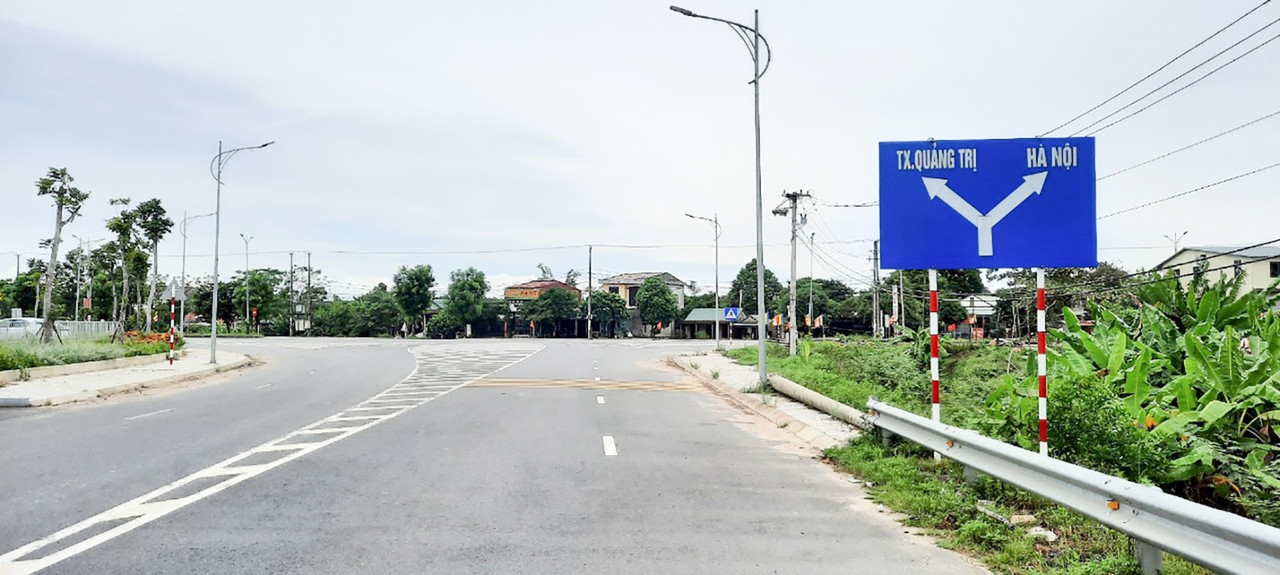 Bộ GTVT đề nghị tỉnh Quảng Trị sớm báo cáo cấp có thẩm quyền hỗ trợ nguồn vốn đầu tư 4,1 km còn lại thuộc tuyến tránh thành phố Đông Hà để phát huy hiệu quả đồng bộ của dự án. Trong ảnh: Dự án điểm đầu đường tránh phía Đông TP Đông Hà tại xã Triệu Giang, huyện Triệu Phong.