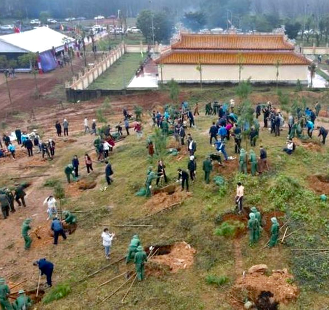 Trồng cây ở khu đồi sau Đền thờ Vua Hàm Nghi và các chiến sĩ Cần Vương.