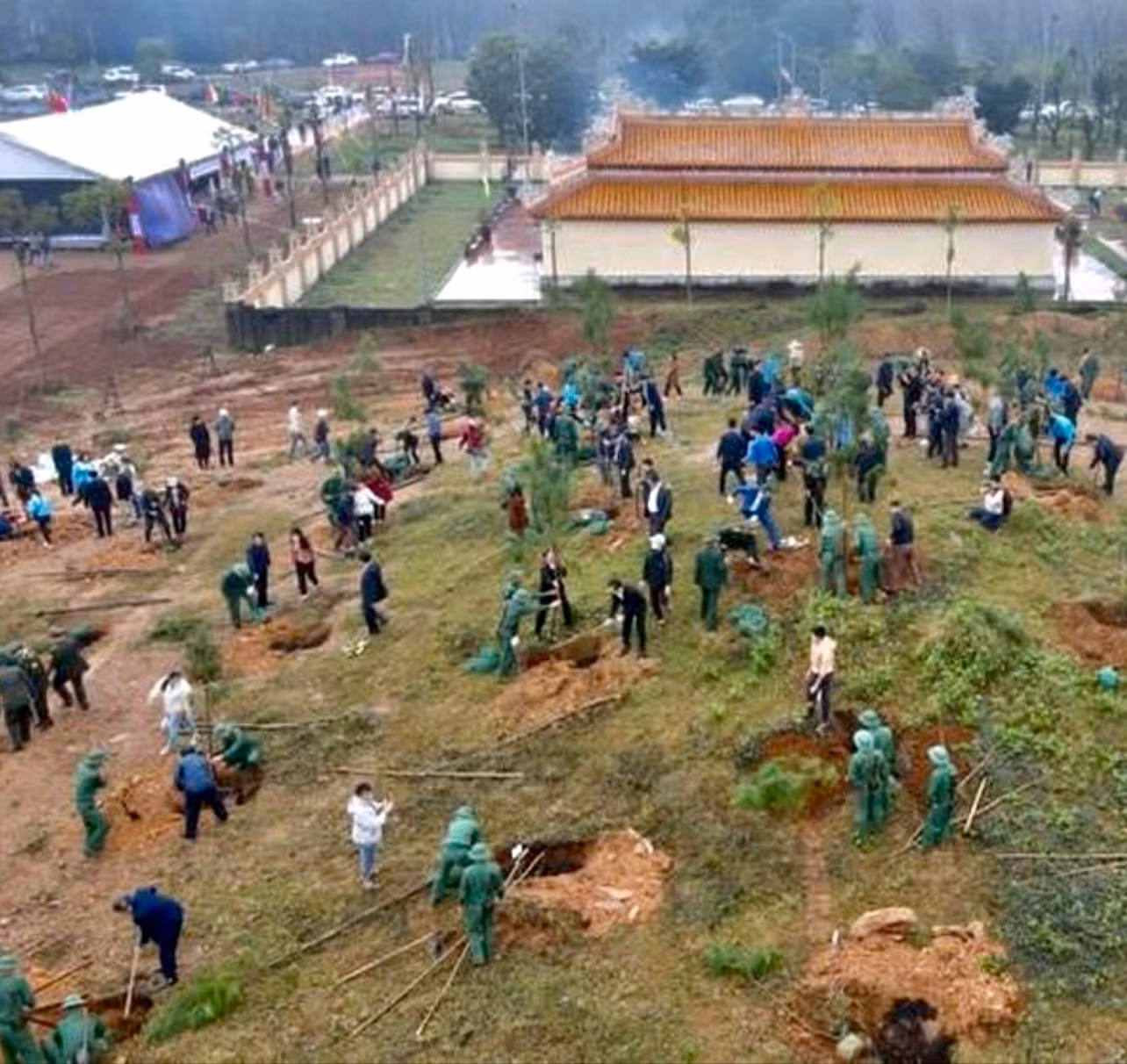 Trồng cây ở khu đồi sau Đền thờ Vua Hàm Nghi và các chiến sĩ Cần Vương.