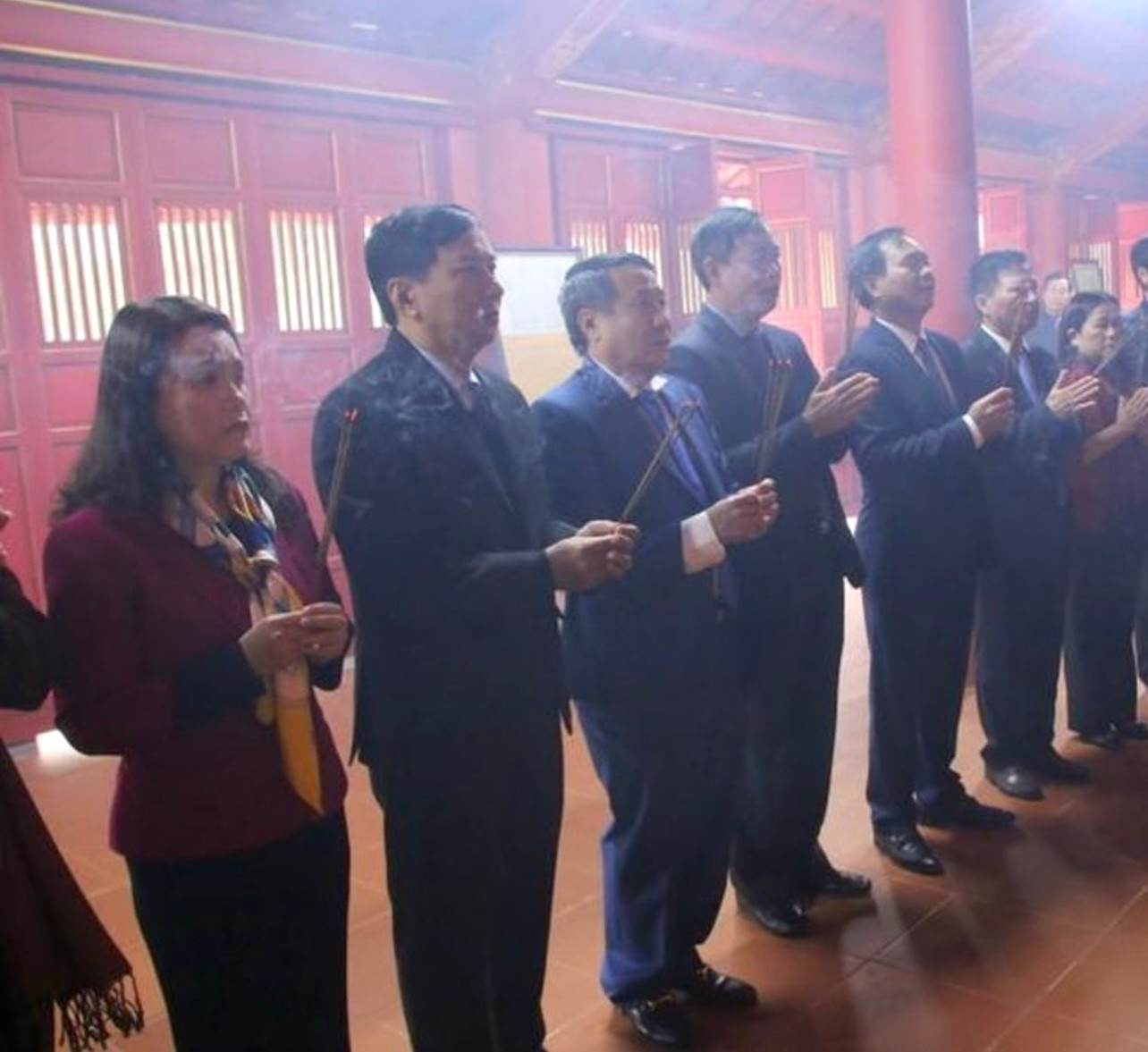 Lãnh đạo tỉnh Quảng Trị dâng hương tại Đền thờ Vua Hàm Nghi.