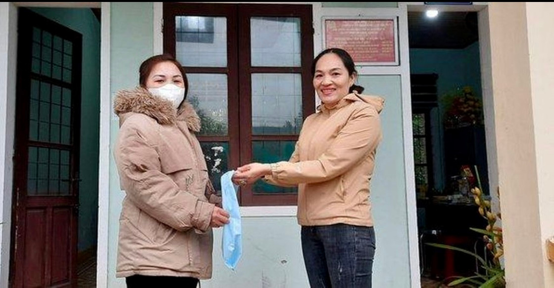 Chị Bùi Thị Kiều Hương (bên phải) trao lại số tài sản cho người đánh rơi. Ảnh: Công an xã Cam Hiếu