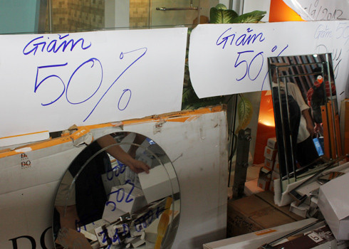 Gương treo tường cũng giảm giá mạnh đến 50%, được hỗ trợ cắt và lắp ráp