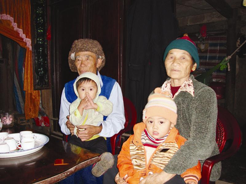 Ông bà Khâm và 2 đứa cháu mồ côi Ông bà Khâm và 2 đứa cháu mồ côi