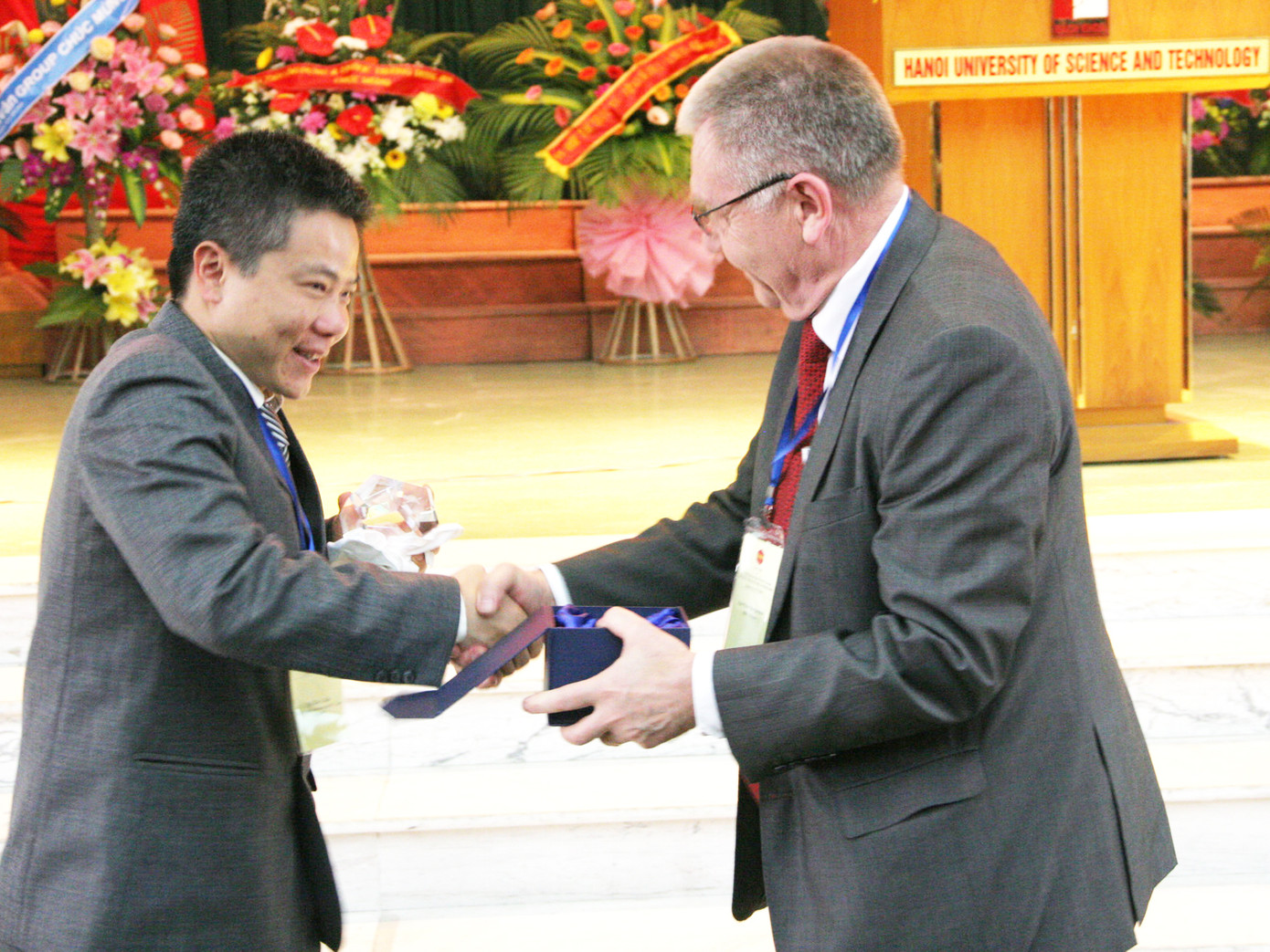 GS Ngô Bảo Châu, nhận quà lưu niệm từ GS Bourguignon 