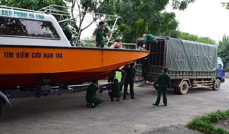 Bộ đội Biên phòng Hà Tĩnh giúp dân kéo thuyền tránh bão