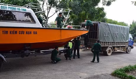 Bộ đội Biên phòng Hà Tĩnh giúp dân kéo thuyền tránh bão