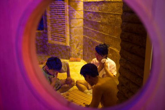 Người dân Triều Tiên đổ về trung tâm này khá đông với nhiều dịch vụ khác nhau. Trong ảnh, nam thanh niên nước này đang ngồi chơi cờ . Người dân Triều Tiên đổ về trung tâm này khá đông với nhiều dịch vụ khác nhau. Trong ảnh, nam thanh niên nước này đang ngồi chơi cờ