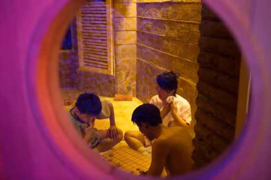 Người dân Triều Tiên đổ về trung tâm này khá đông với nhiều dịch vụ khác nhau. Trong ảnh, nam thanh niên nước này đang ngồi chơi cờ 