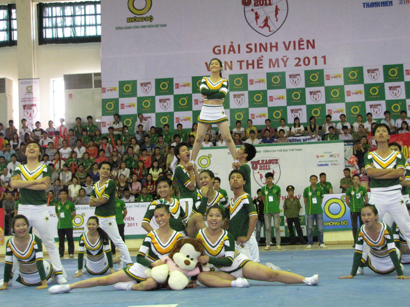 Đội thi đến từ ĐH Kinh tế (ĐHQG Hà Nội) giành giải nhất nội dung Cheerleader (đồng diễn và cổ vũ). Ảnh: Tuấn Nguyễn . Đội thi đến từ ĐH Kinh tế (ĐHQG Hà Nội) giành giải nhất nội dung Cheerleader (đồng diễn và cổ vũ). Ảnh: Tuấn Nguyễn