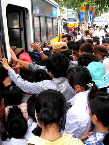 Đi xe buýt vẫn thường xuyên phải chen lấn thế này. Ảnh: Bee.net.vn.