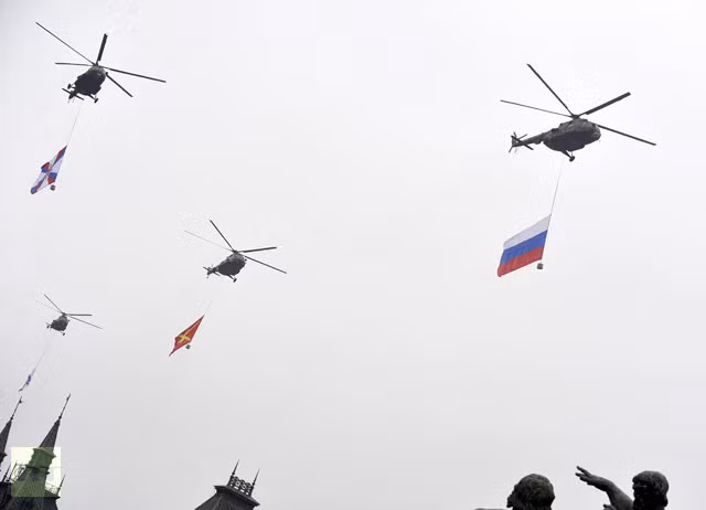 Máy bay trực thăng Mi-8 mang theo cờ bay qua điện Kremlin