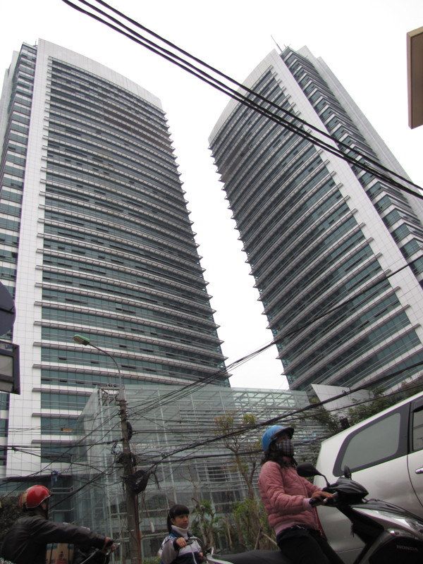 Tòa tháp của Tập đoàn Điện lực sau vụ hỏa hoạn ngày hôm qua. Ảnh: Tuấn Nguyễn. Tòa tháp của Tập đoàn Điện lực sau vụ hỏa hoạn ngày hôm qua. Ảnh: Tuấn Nguyễn