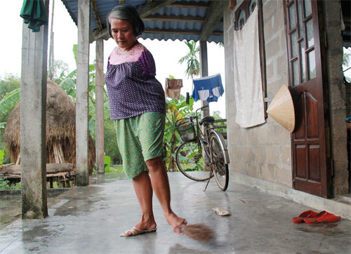 Hàng ngày nếu không có việc gì làm, chị thường ở nhà phụ giúp những công việc nhỏ. Ảnh: Nguyễn Tiến Hùng. Hàng ngày nếu không có việc gì làm, chị thường ở nhà phụ giúp những công việc nhỏ. Ảnh: Nguyễn Tiến Hùng