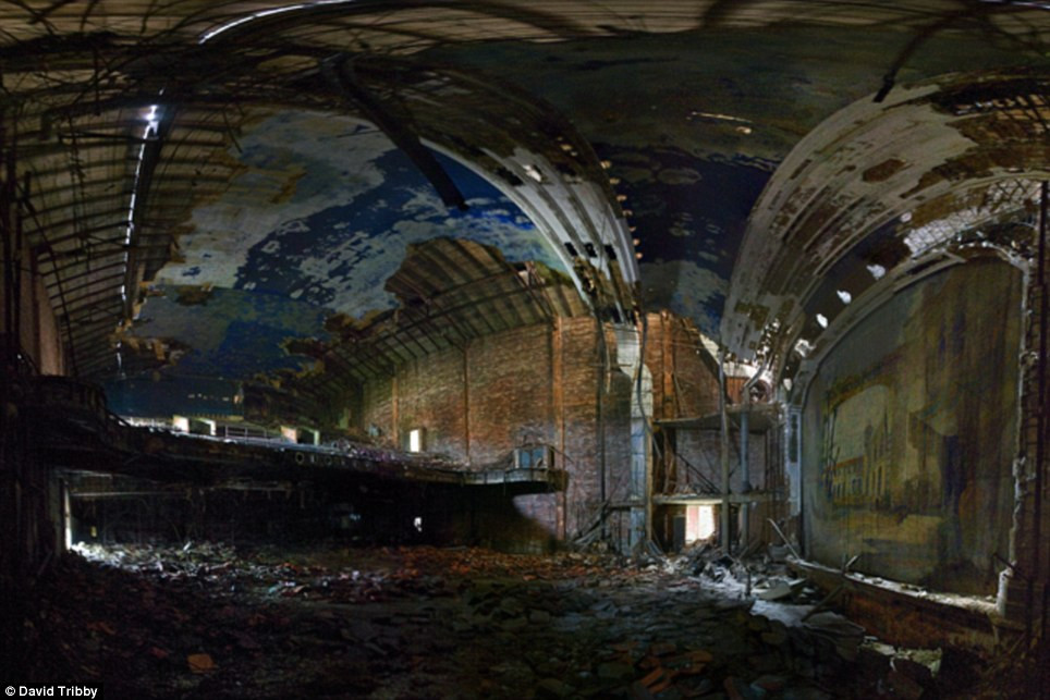 Nhà hát trung tâm thành phố trở thành đống đổ nát