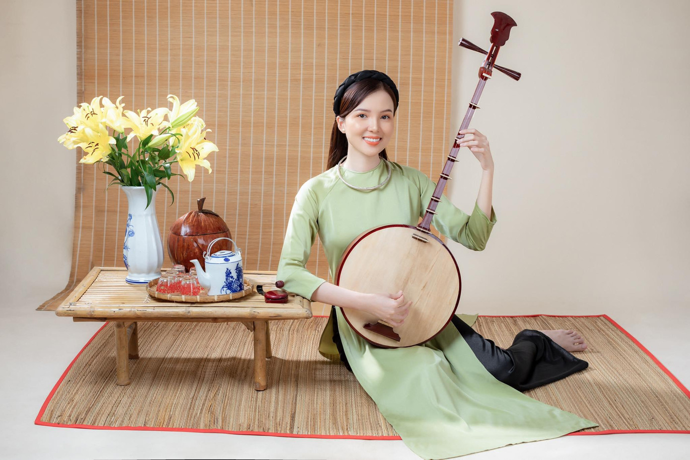 Thúy Vi cho biết thêm, cô có cơ hội đi nhiều nơi, trải nghiệm và học hỏi được những cái hay về cuộc sống cũng như các mô hình du lịch khác nhau ở nhiều vùng đất khác nhau. “Thúy Vi cho rằng sự đa dạng về du lịch rất cần để có thể thu hút du khách, đặc biệt cần phải có điểm đến lý tưởng khi về miền Tây. Chính vì thế du lịch Cần Thơ đã và đang đa dạng sản phẩm du lịch bằng những công trình có tính chất tâm linh, nhớ về nguồn cội như Đền thờ Vua Hùng hay những lễ hội lớn về văn hóa”- Thúy Vi bộc bạch. Thúy Vi cho biết thêm, cô có cơ hội đi nhiều nơi, trải nghiệm và học hỏi được những cái hay về cuộc sống cũng như các mô hình du lịch khác nhau ở nhiều vùng đất khác nhau. “Thúy Vi cho rằng sự đa dạng về du lịch rất cần để có thể thu hút du khách, đặc biệt cần phải có điểm đến lý tưởng khi về miền Tây. Chính vì thế du lịch Cần Thơ đã và đang đa dạng sản phẩm du lịch bằng những công trình có tính chất tâm linh, nhớ về nguồn cội như Đền thờ Vua Hùng hay những lễ hội lớn về văn hóa”- Thúy Vi bộc bạch.