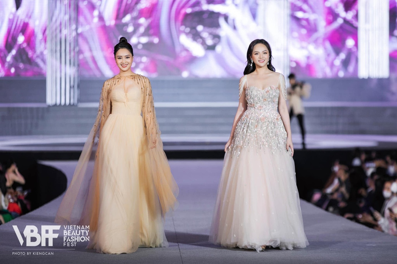 Dù mặc thiết kế “đụng hàng” với đàn em là Á hậu Tường San nhưng Hồng Diễm vẫn toả sáng trên sàn catwalk.