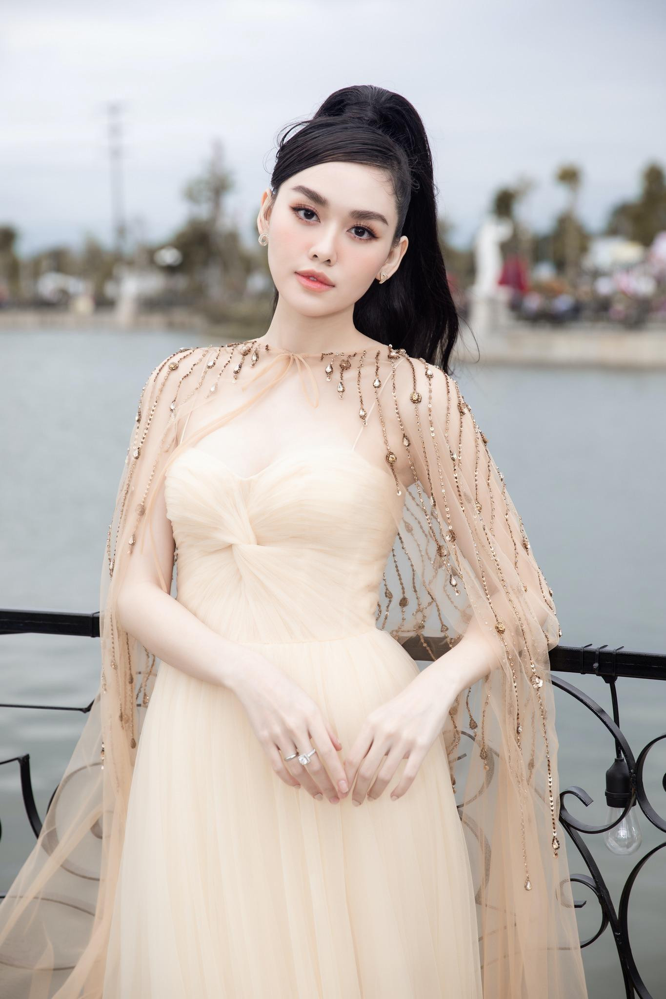 Nếu như Tường San ngọt ngào như một nàng công chúa bước ra từ câu chuyện cổ tích thì Hồng Diễm đẹp kiêu sa, kiều diễm.