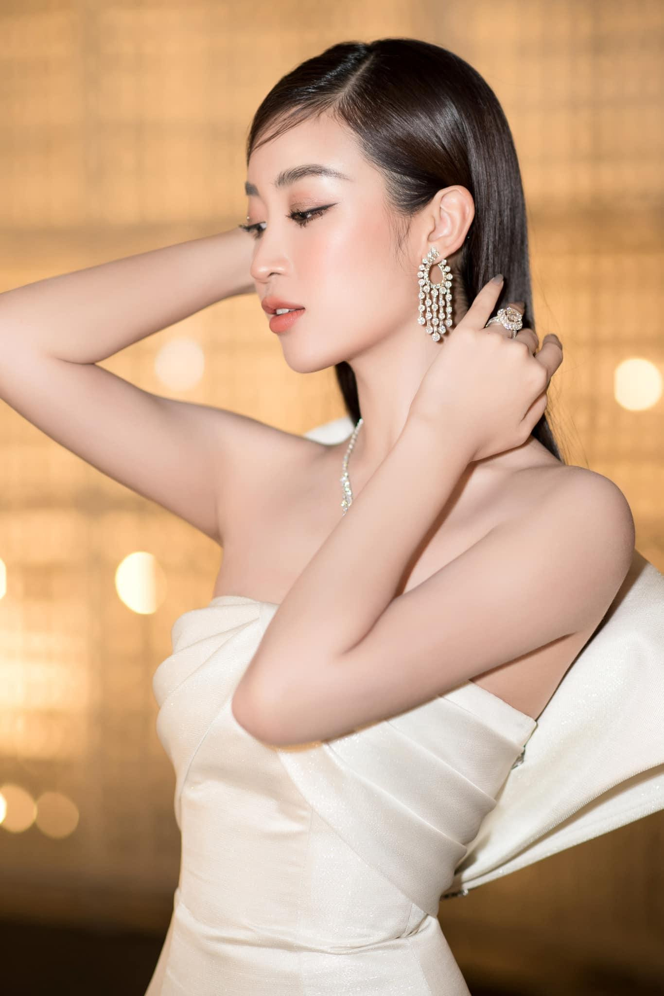 Cô sở hữu chiều cao 1m71, nặng 52 kg và số đo ba vòng là: 87-61-94 cm. Đỗ Mỹ Linh từng gây “bão” mạng với câu chuyện từng làm thêm tại cửa hàng thời trang trước khi tham gia cuộc thi Hoa hậu Việt Nam và giành vị trí cao nhất.