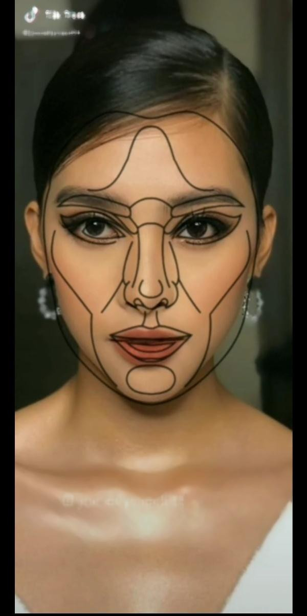 Tuy sở hữu gương mặt thanh tú, từng đường nét đều vô cùng xuất sắc nhưng Hoa hậu Tiểu Vy vẫn chưa đạt chuẩn tỷ lệ vàng. Điều này khiến người hâm mộ không khỏi tò mò. Mới đây, một cư dân mạng đã điều chỉnh gương mặt của Hoa hậu Tiểu Vy theo chuẩn tỷ lệ này.