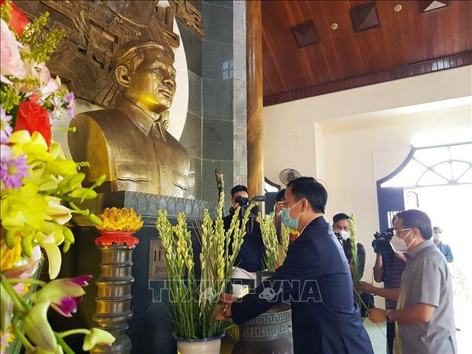 Lãnh đạo tỉnh Quảng Trị dâng hoa, dâng hương tại Khu lưu niệm Tổng Bí thư Lê Duẩn ở thôn Hậu Kiên, xã Triệu Thành, huyện Triệu Phong, tỉnh Quảng Trị.