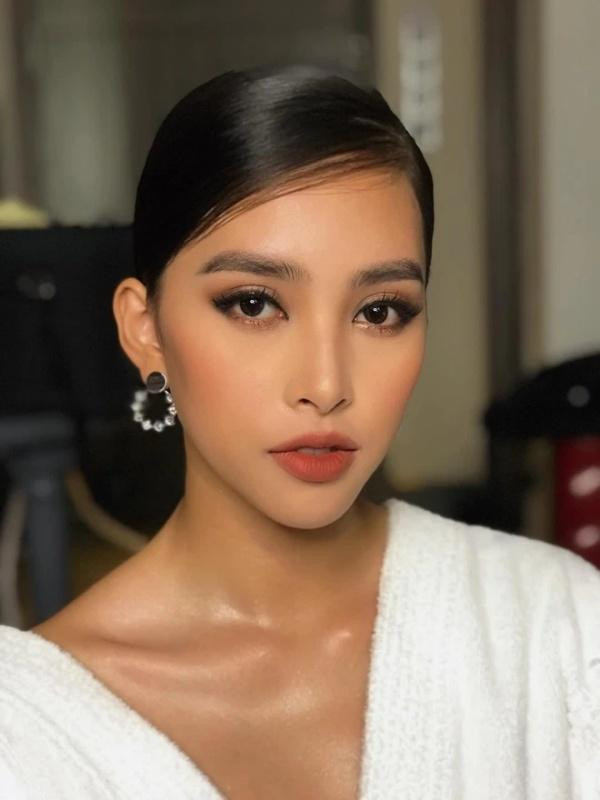 Nhiều người hâm mộ khẳng định, nhan sắc tự nhiên của Tiểu Vy có phần xinh đẹp và khí chất hơn so với tỷ lệ vàng.