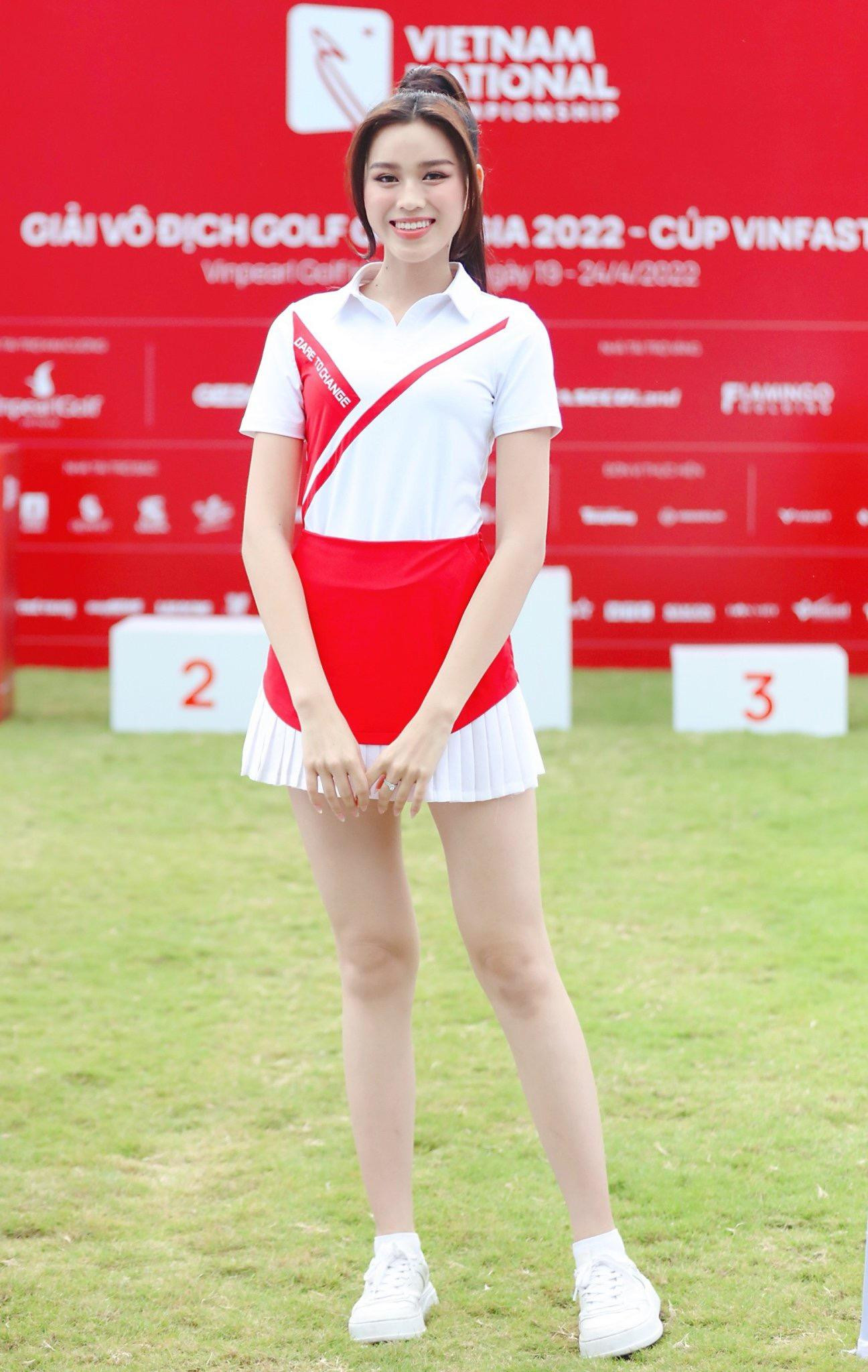 Có mặt tại Lễ trao giải Giải Vô địch Golf Quốc gia 2022 - Cúp VinFast tại Hải Phòng chiều 23/4, Hoa hậu Đỗ Thị Hà thu hút sự quan tâm của mọi người khi sở hữu nhan sắc rạng rỡ và đôi chân thon dài.