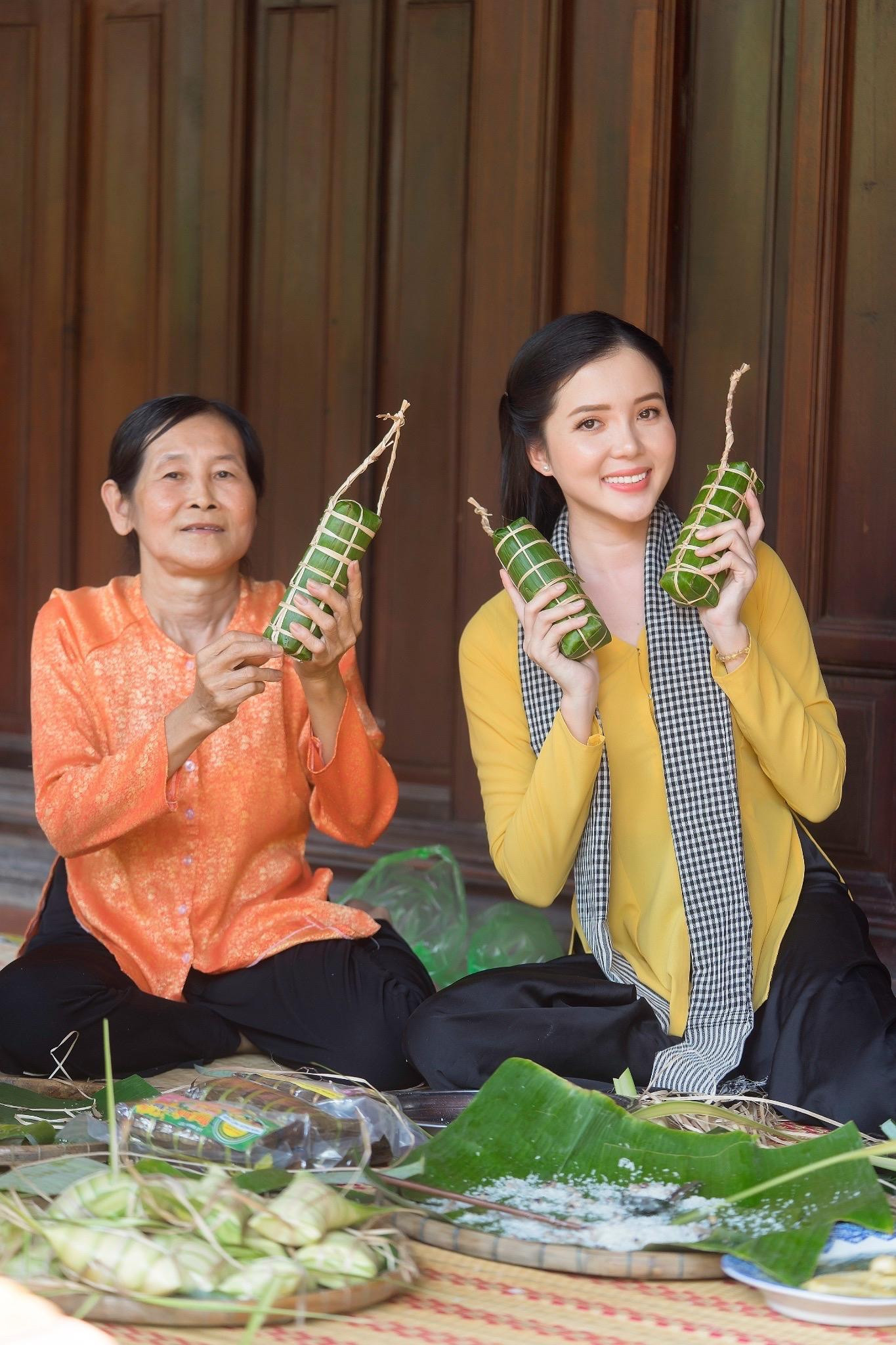 Mới đây, loạt ảnh mặc áo bà ba ngồi làm các loại bánh dân gian Nam Bộ của Hoa khôi Huỳnh Thúy Vi thu hút sự quan tâm của người hâm mộ. Mới đây, loạt ảnh mặc áo bà ba ngồi làm các loại bánh dân gian Nam Bộ của Hoa khôi Huỳnh Thúy Vi thu hút sự quan tâm của người hâm mộ.