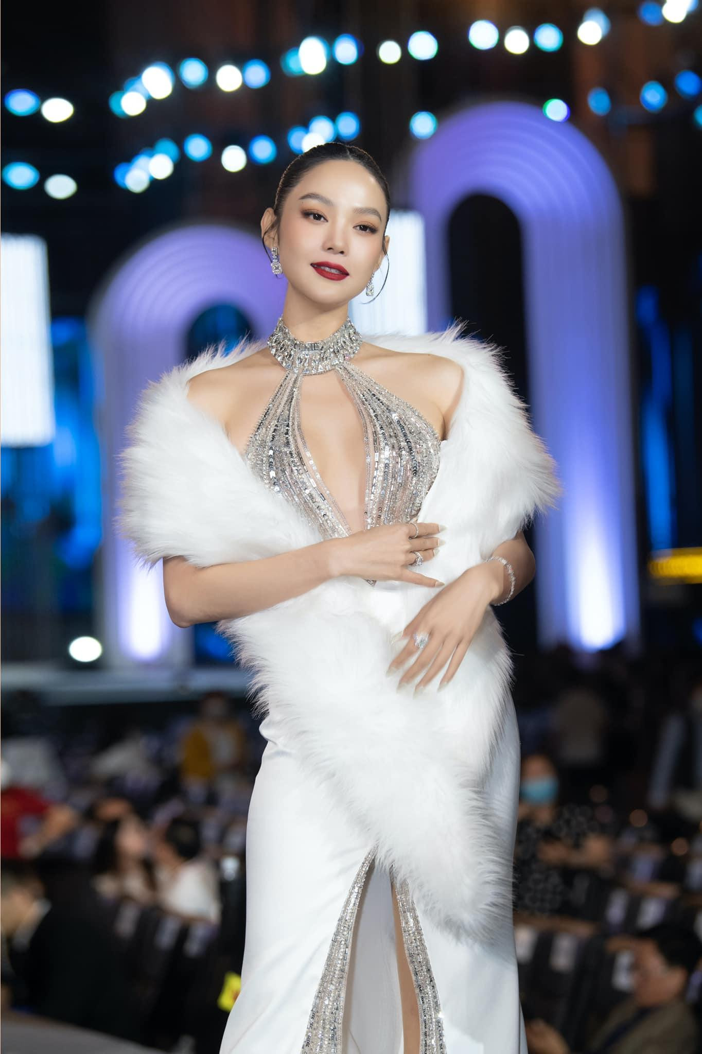 Minh Hằng từng gây bất ngờ khi được truyền thông nhắc tới với vai trò giám khảo cuộc thi Hoa hậu. Giọng ca “Một vòng trái đất” cho biết, cô hào hứng khi lần đầu chấm thi nhan sắc. Với bản lĩnh 19 năm trong showbiz, cô tự tin sẽ cùng hội đồng chấm thi tìm được người xứng đáng với vương miện.