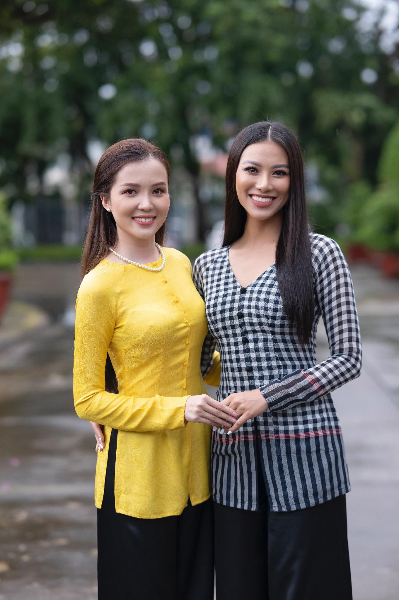 Nhiều năm liền, Thúy Vi trở thành đại sứ Du lịch của Tp. Cần Thơ. Nhiều năm liền, Thúy Vi trở thành đại sứ Du lịch của Tp. Cần Thơ.