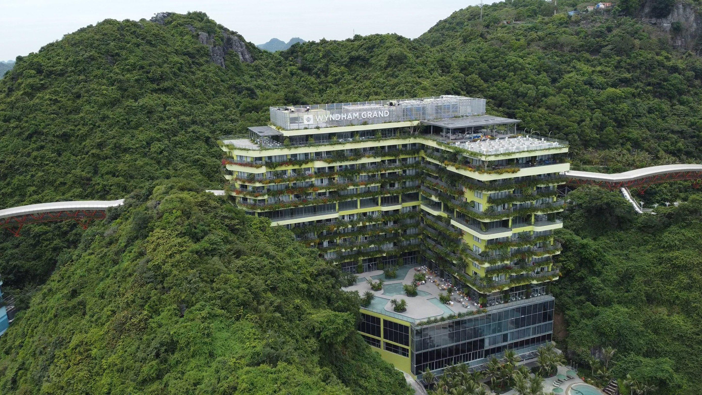 Một số dự án đã hoàn thành và đưa vào khai thác như: khách sạn 5 sao Vinpearl Hotel Imperia và sân golf Vũ Yên; khách sạn 5 sao Nikko; Khách sạn M'gallery Cát Bà; Tổ hợp nghỉ dưỡng cao cấp Flamingo Cát Bà Beach Resort; cáp treo 3 dây Cát Hải - Phù Long; bãi biển nhân tạo Khu Du lịch Đồi Rồng; Trung tâm thương mại và mua sắm Aeon Mall, quận Lê Chân... với sự góp mặt của hàng loạt doanh nghiệp lớn như: Vingroup, Sungroup, Flamingo, Tập đoàn BRG, Tập đoàn Geleximco... Một số dự án đã hoàn thành và đưa vào khai thác như: khách sạn 5 sao Vinpearl Hotel Imperia và sân golf Vũ Yên; khách sạn 5 sao Nikko; Khách sạn M'gallery Cát Bà; Tổ hợp nghỉ dưỡng cao cấp Flamingo Cát Bà Beach Resort; cáp treo 3 dây Cát Hải - Phù Long; bãi biển nhân tạo Khu Du lịch Đồi Rồng; Trung tâm thương mại và mua sắm Aeon Mall, quận Lê Chân... với sự góp mặt của hàng loạt doanh nghiệp lớn như: Vingroup, Sungroup, Flamingo, Tập đoàn BRG, Tập đoàn Geleximco...