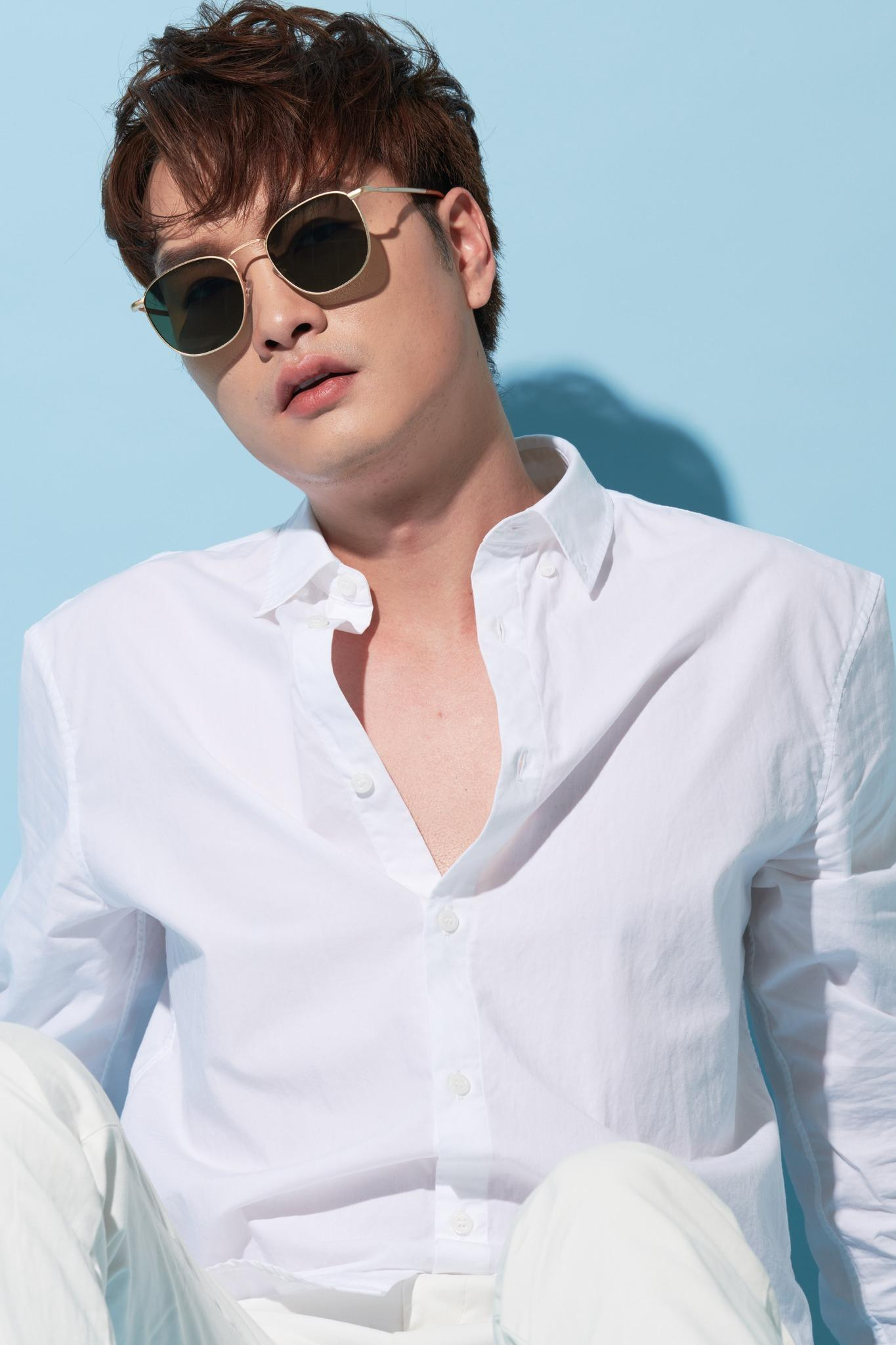 Lợi là công tử nhà giàu ở một miền quê nhưng lại có chí tiến thủ và có ước mơ khởi nghiệp từ nghề buôn hoa. Lợi nảy sinh tình cảm với cô gái cùng làng tên Thanh. Tuy nhiên, cậu gặp khá nhiều rắc rối từ chuyện tình cảm này cũng như những phát sinh trong quá trình khởi nghiệp. Sự nông nổi của tuổi trẻ, ham làm giàu khiến Lợi phải trả giá. Tuy nhiên, nhờ sự quan tâm và định hướng đúng đắn của bố, sự giúp đỡ của những người bạn, Lợi tìm được lối đi cho riêng mình. Cái kết viên mãn của “Lối về miền hoa” khiến nhiều khán giả hài lòng.