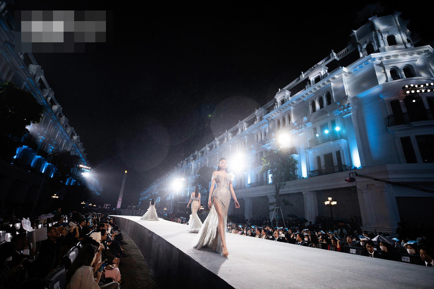 Mặc điều kiện trình diễn khắc nghiệt, các thí sinh đều nỗ lực hết mình để mang đến những phần trình diễn mãn nhãn nhất.