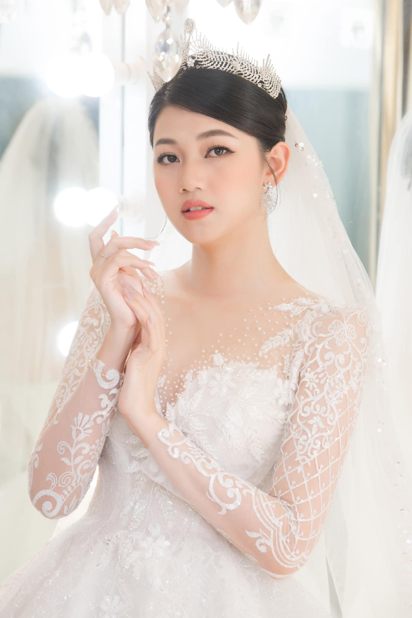 Tài năng, xinh đẹp, sự nghiệp đang trên đà phát triển, Thanh Tú gây bất ngờ khi kết hôn với doanh nhân Nguyễn Thành Phương lúc vừa tròn 24 tuổi. Ông xã của cô là một CEO và hơn người đẹp 16 tuổi. Hai người đã có hơn 1 năm làm quen trước khi đi đến kết hôn. Thời điểm đó, không ít người cảm thấy nuối tiếc khi Thanh Tú đang là gương mặt đắt show trong V-biz.