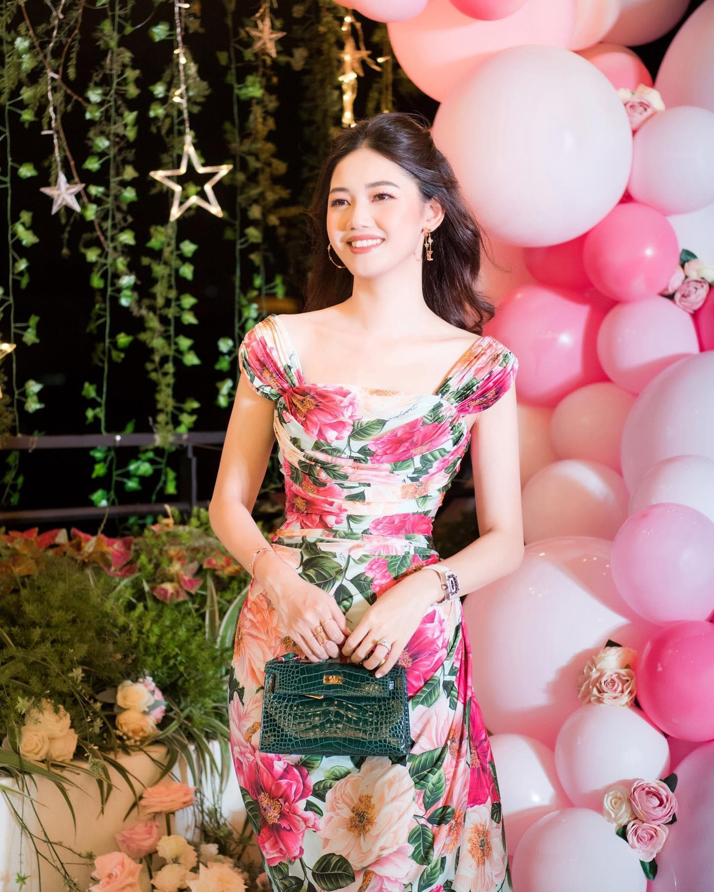 Thanh Tú tốt nghiệp Học viện Ngoại giao và thành thạo 3 ngoại ngữ: Tiếng Anh, tiếng Pháp và tiếng Nhật. Với danh hiệu Á hậu 1 cuộc thi Hoa hậu Việt Nam 2016, Thanh Tú được cử đại diện Việt Nam thi Miss International - Hoa hậu Quốc tế 2018. Tuy nhiên, giống như chị gái là Á hậu Trà My, Thanh Tú từ chối thi quốc tế vì muốn tập trung phát triển sự nghiệp làm MC - BTV tại Đài Truyền hình Việt Nam.