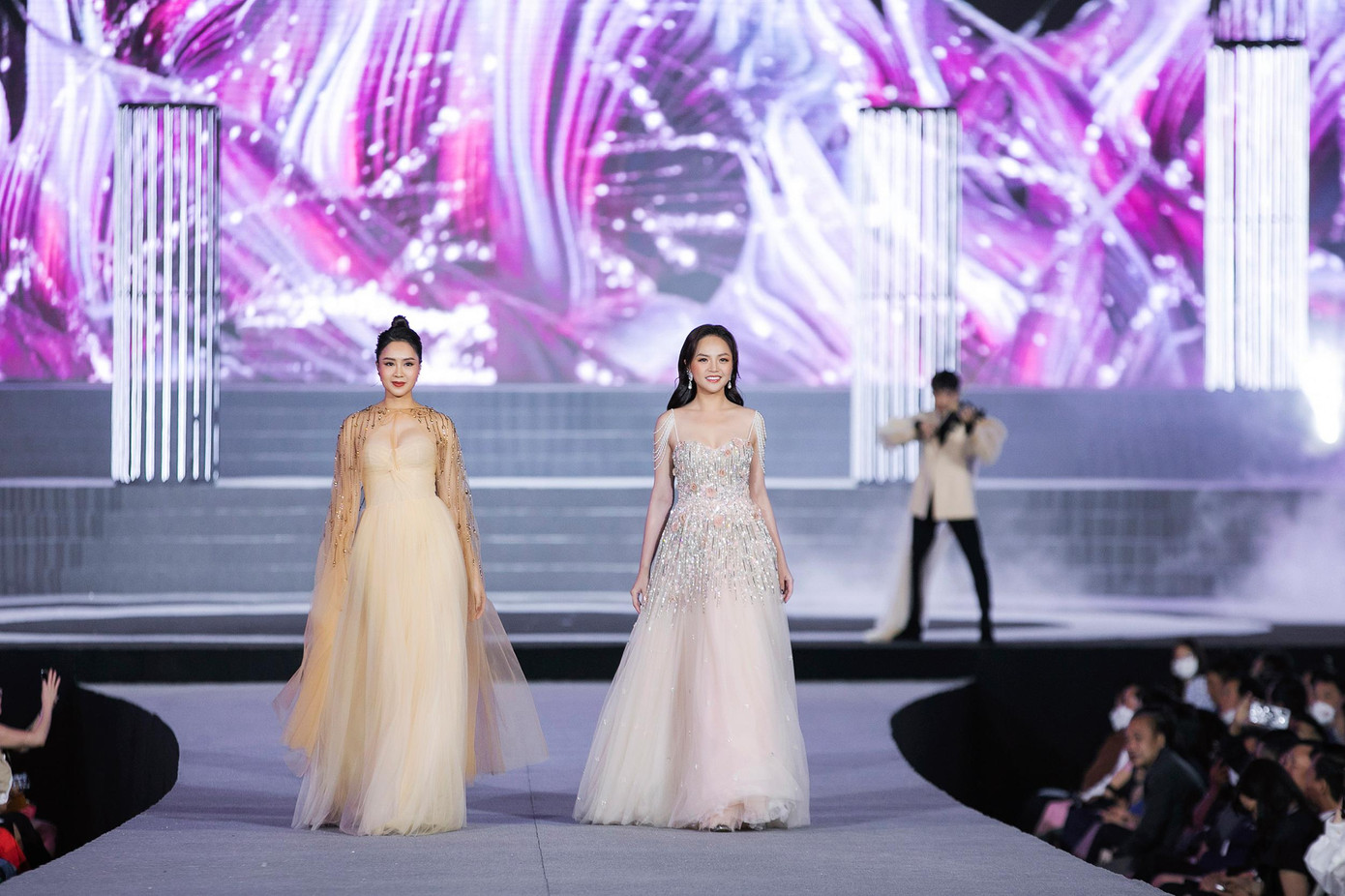 Có thể nói, từ vai diễn trong “Hướng dương ngược nắng”, Hồng Diễm gần như “lột xác” với thần thái và phong cách thời trang hoàn toàn khác.