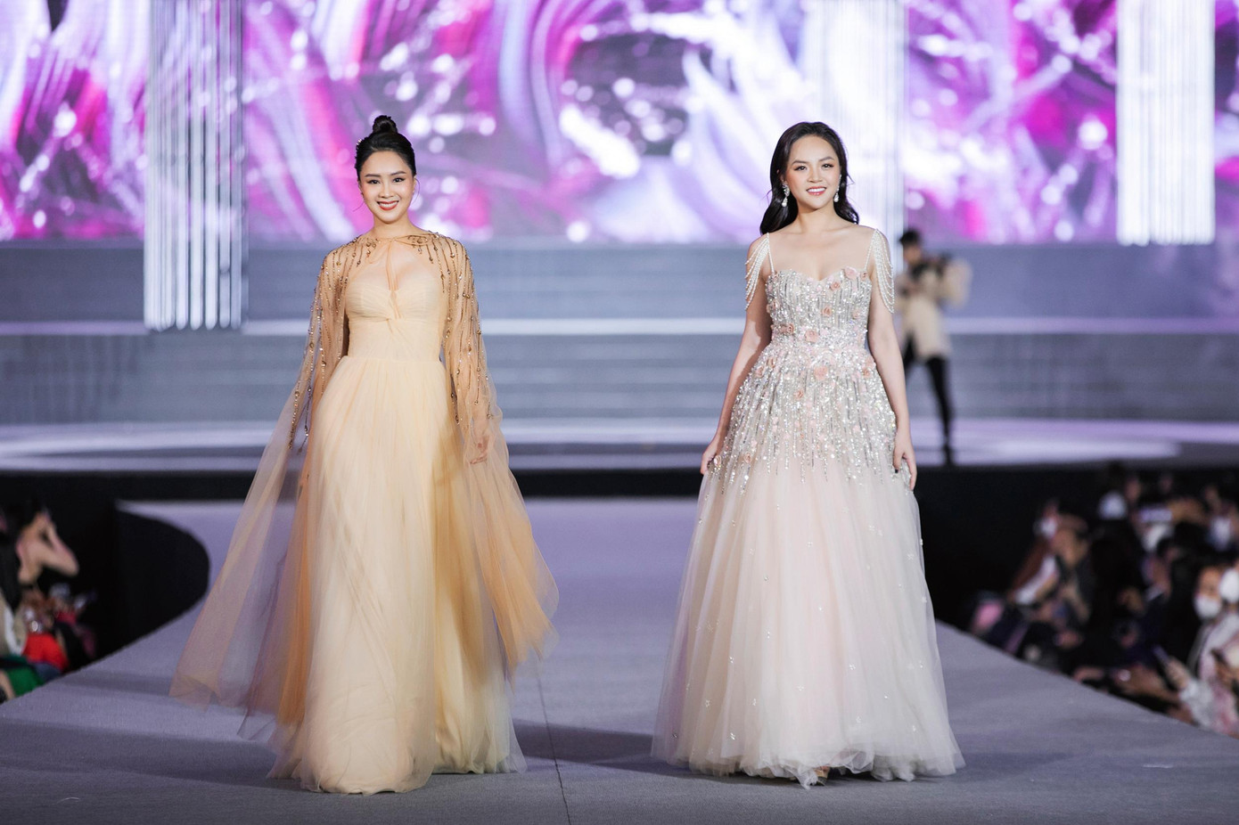 Tối 16/4, đêm diễn đầu tiên của chương trình VietNam Beauty Fashion Fest đã diễn ra với sự hội tụ của “vũ trụ nhan sắc” của các hoa á hậu, diễn viên đình đám tại Thái Nguyên. Sự xuất hiện của diễn viên Hồng Diễm và Thu Quỳnh tại đây khiến nhiều khán giả không khỏi phấn khích.