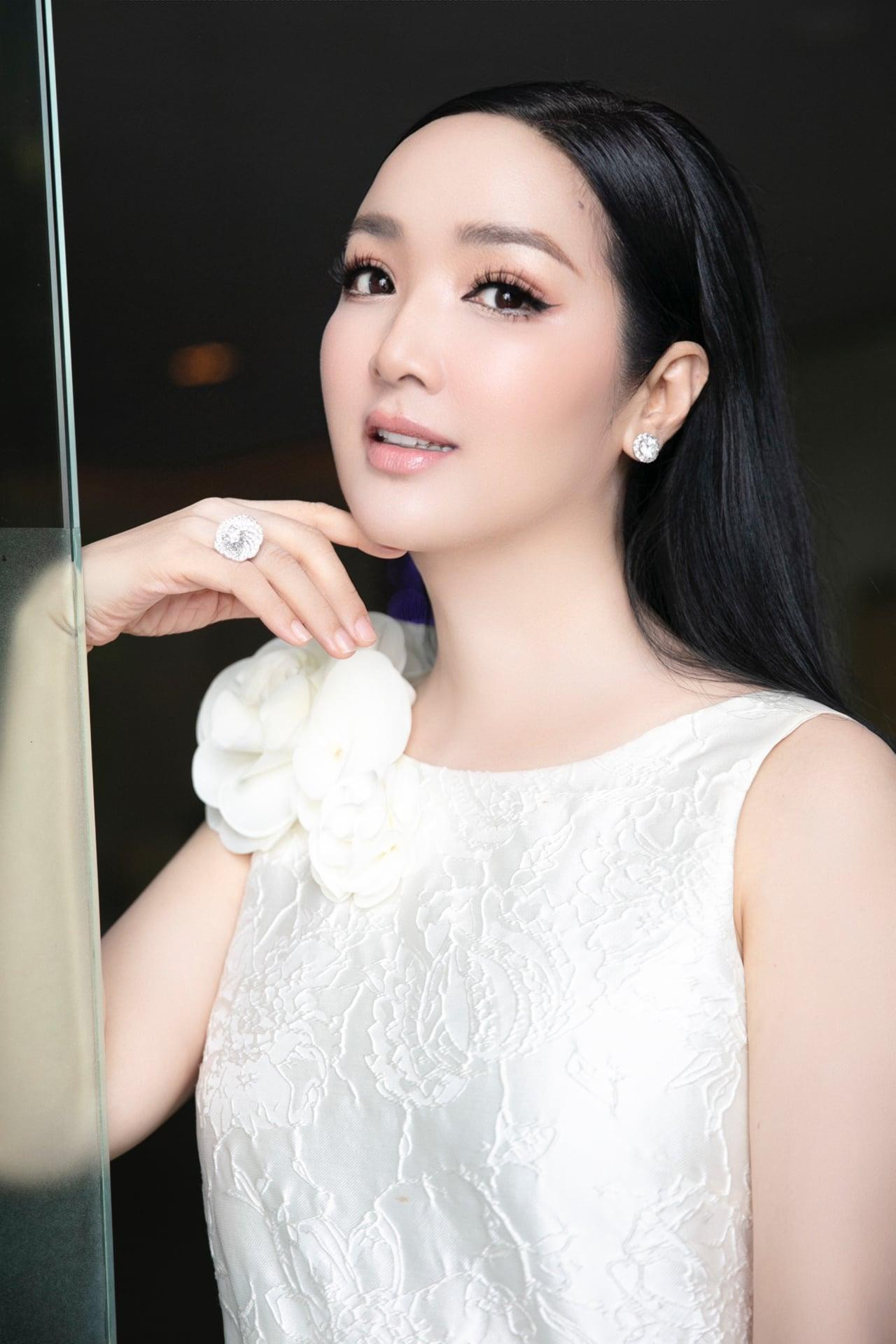 Cô thường xuyên chia sẻ những khoảnh khắc đời thường trên trang cá nhân. Theo đó, Giáng My có cuộc sống xa hoa đáng mơ ước. Cô thường xuất hiện với siêu xe đắt đỏ, đồ hiệu sang chảnh và biệt thự triệu đô.