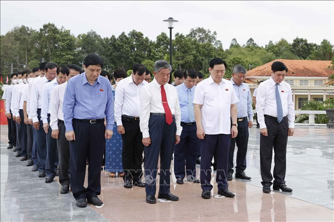 Chủ tịch Quốc hội Vương Đình Huệ cùng đoàn công tác tưởng niệm các Anh hùng liệt sỹ. Ảnh: Doãn Tấn/TTXVN. Chủ tịch Quốc hội Vương Đình Huệ cùng đoàn công tác tưởng niệm các Anh hùng liệt sỹ. Ảnh: Doãn Tấn/TTXVN.
