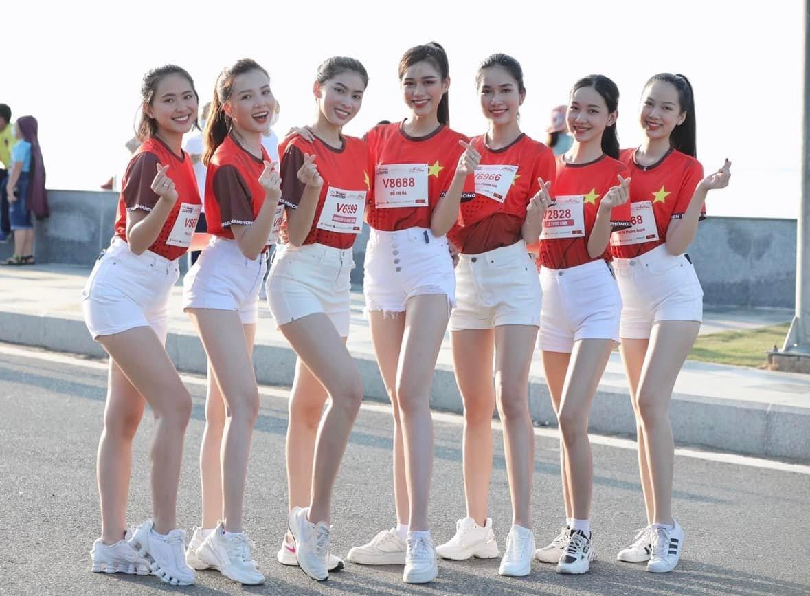 Ngay cả khi diện set đồ áo thun cùng quần short, người đẹp xứ Thanh dễ dàng thu hút mọi sự chú ý nhờ đôi chân cực phẩm.