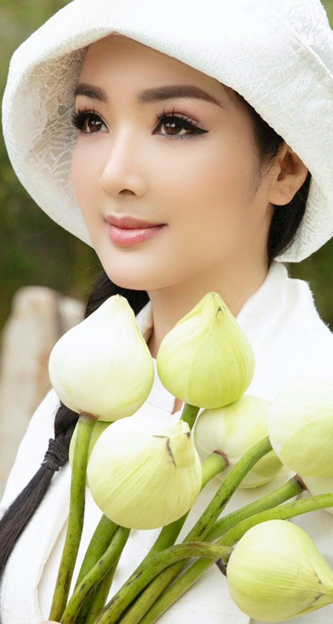 Vào những năm 90 của thế kỷ 20, Giáng My và Lý Hùng là cặp đôi nổi tiếng trên màn ảnh Việt. Giáng My từng tham gia nhiều bộ phim được yêu thích như: "Người đẹp đêm trăng", "Yêu nàng hoa hậu", "Sài Gòn trong trái tim em", "Hoa hậu mồ côi", "Truy lùng băng quỷ gió"...