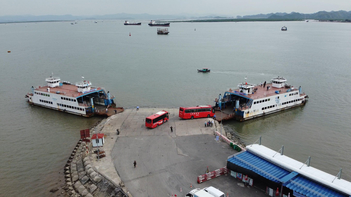 Bước xuống hai du thuyền ở cảng Cái Bèo, du khách chầm chậm tiến thẳng ra vịnh Lan Hạ - thành viên của Hiệp hội CLB Các vịnh đẹp nhất thế giới. Bước xuống hai du thuyền ở cảng Cái Bèo, du khách chầm chậm tiến thẳng ra vịnh Lan Hạ - thành viên của Hiệp hội CLB Các vịnh đẹp nhất thế giới.