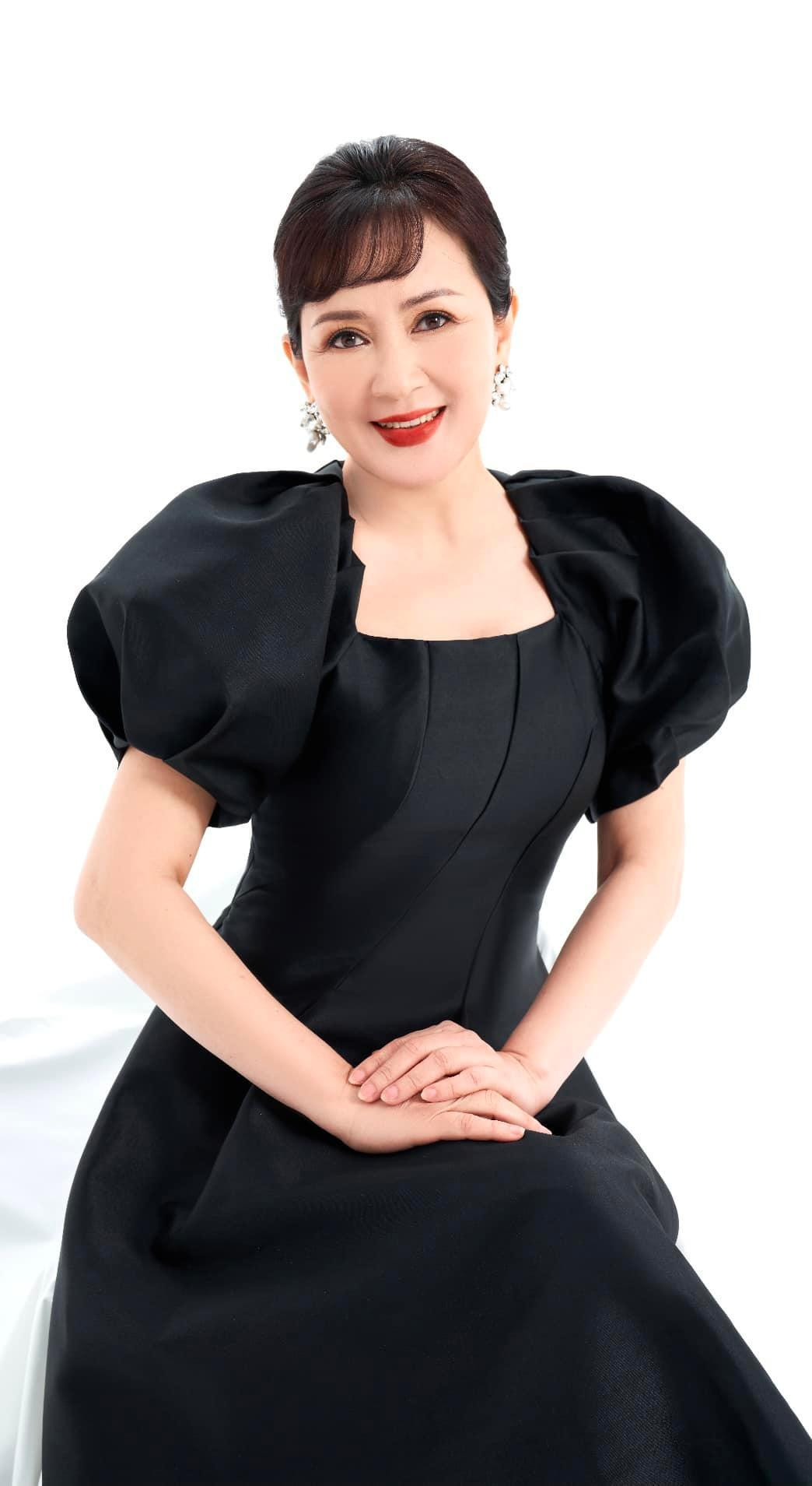 NSND Minh Hòa là một trong những diễn viên gạo cội của sân khấu kịch và điện ảnh miền Bắc. Chị sinh năm 1964 tại Hà Nội, trong một đại gia đình làm nghệ thuật. Minh Hòa có bố là nghệ sĩ kèn clarinette và saxophone Trần Đình Giang. Bác ruột là nghệ sĩ cải lương Tùng Ngọc, anh họ là nghệ sĩ saxophone Trần Mạnh Tuấn.