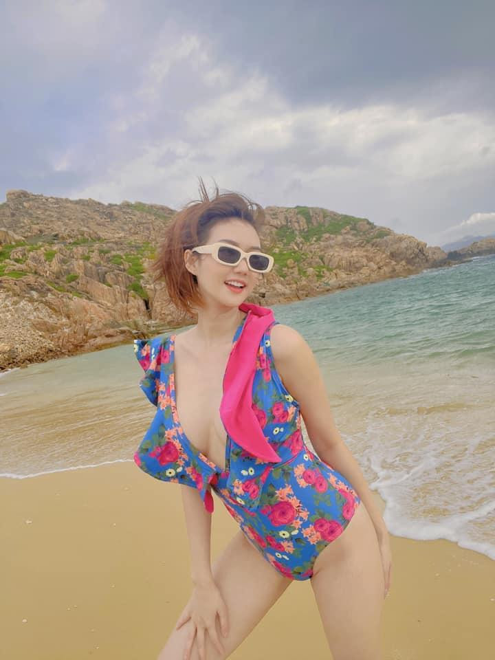 Mới đây, diễn viên Hương Giang có kì nghỉ dưỡng ở Quy Nhơn và khoe loạt ảnh mặc áo tắm gợi cảm.