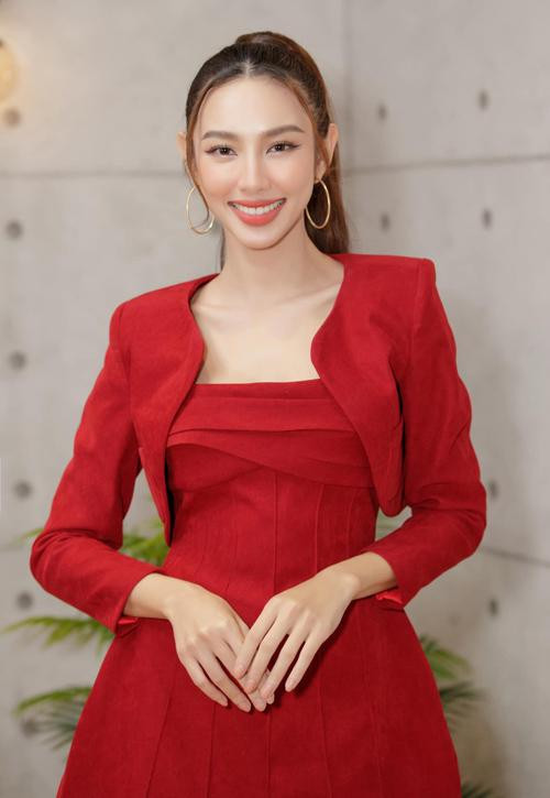 Nếu như Thùy Tiên chững chạc và đằm thắm khi diện váy hai dây kèm áo...