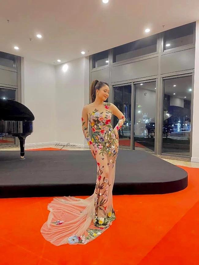 Trong khi đó, Hồng Diễm khéo léo chọn kiểu tóc buộc đuôi ngựa để lộ từng đường nét thanh tú trên khuôn mặt cùng bờ vai gợi cảm.