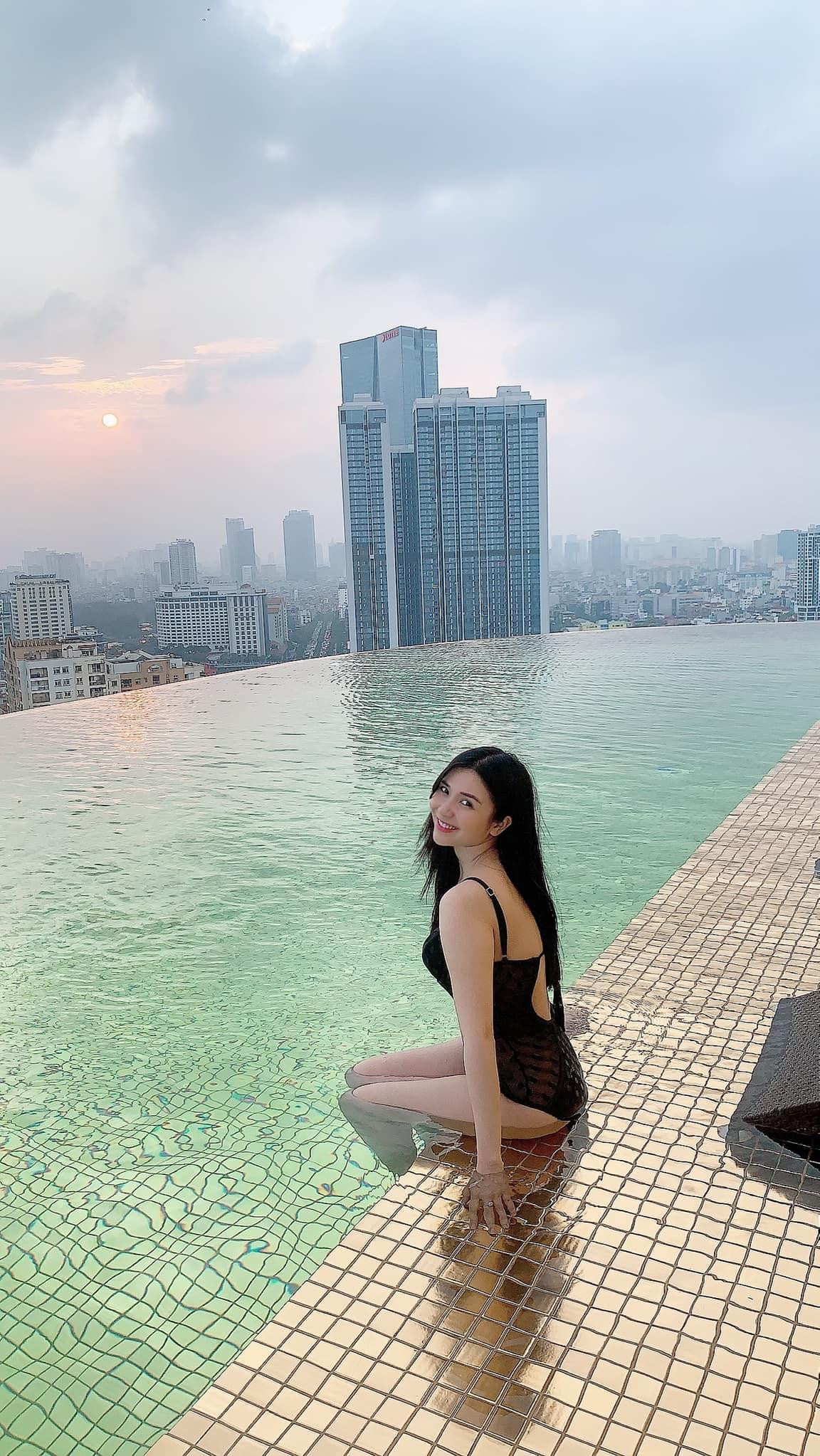 “Ngày đó, anh Quang Lê là người công khai, còn bản thân tôi vẫn muốn giữ kín chuyện này. Hiện tại, tôi vẫn độc thân và chỉ muốn tập trung cho sự nghiệp. Với tôi, tình cảm cứ thuận theo duyên số sẽ tốt hơn”- Thanh Bi thổ lộ. “Ngày đó, anh Quang Lê là người công khai, còn bản thân tôi vẫn muốn giữ kín chuyện này. Hiện tại, tôi vẫn độc thân và chỉ muốn tập trung cho sự nghiệp. Với tôi, tình cảm cứ thuận theo duyên số sẽ tốt hơn”- Thanh Bi thổ lộ.