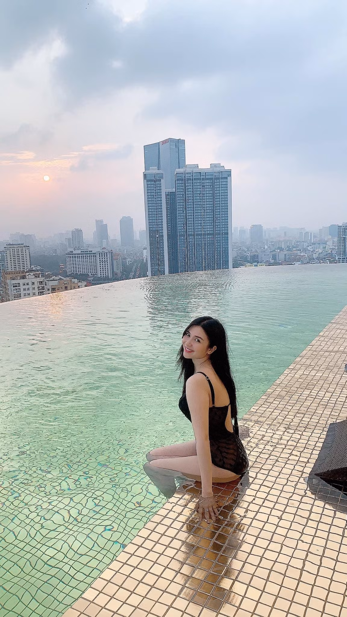 “Ngày đó, anh Quang Lê là người công khai, còn bản thân tôi vẫn muốn giữ kín chuyện này. Hiện tại, tôi vẫn độc thân và chỉ muốn tập trung cho sự nghiệp. Với tôi, tình cảm cứ thuận theo duyên số sẽ tốt hơn”- Thanh Bi thổ lộ.